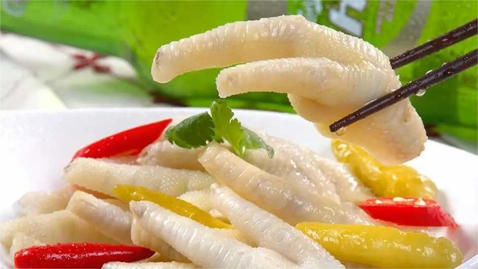 泡椒鳳爪塑料保鮮盒包裝機(jī)：鎖住美味，保鮮每一刻